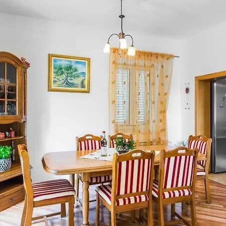 Sleeps 11 Pool Wifi * Zastolje