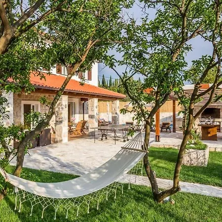 Villa Sleeps 11 Pool Wifi Zastolje