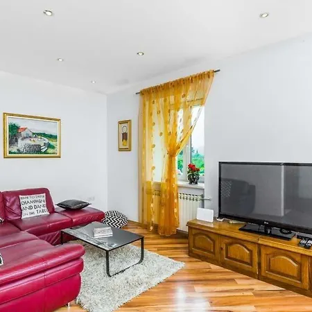 Sleeps 11 Pool Wifi Zastolje