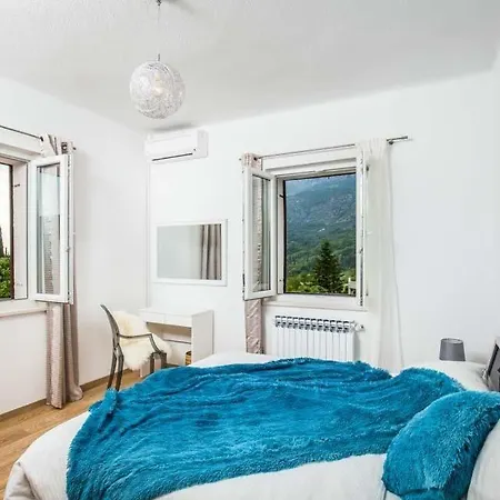 Sleeps 11 Pool Wifi Villa