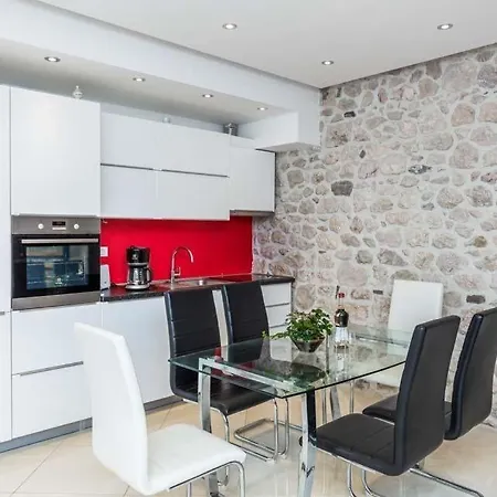 Sleeps 11 Pool Wifi Zastolje