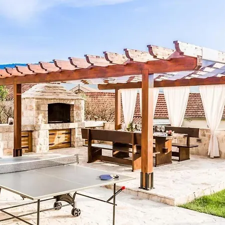 Villa Sleeps 11 Pool Wifi